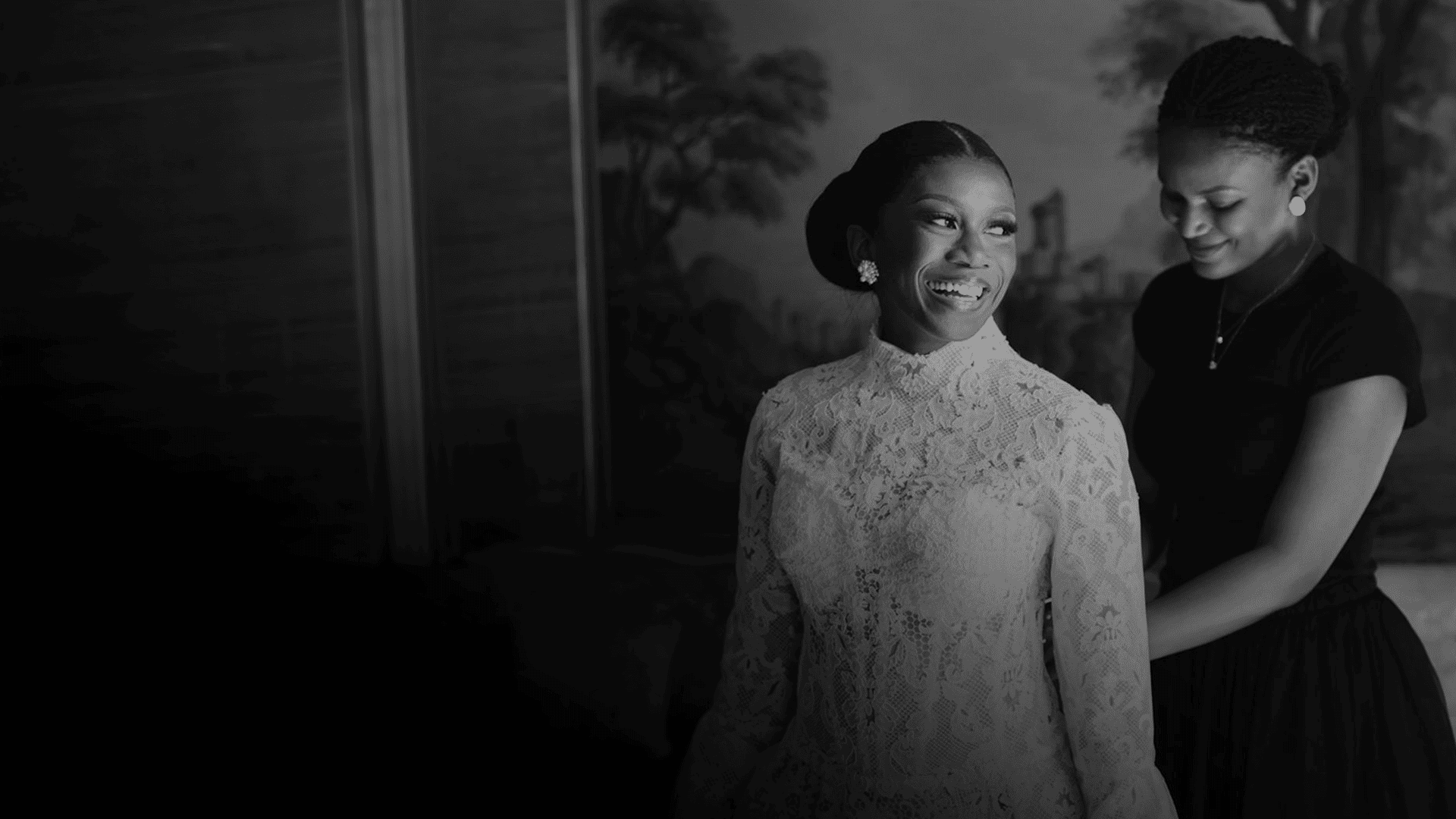 Mariée lors d'un essayage de robe en dentelle — Bridal EL MYRAH